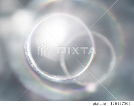 レンズフレアと柔らかな光のハーモニーが美しいスピリチュアルな構図 126127562