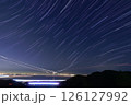 星と飛行機の軌跡と夜景 126127992