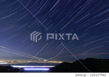 星と飛行機の軌跡と夜景 126127992
