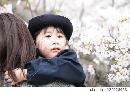 桜と入園式を迎えた3歳の女の子と母親 126128488