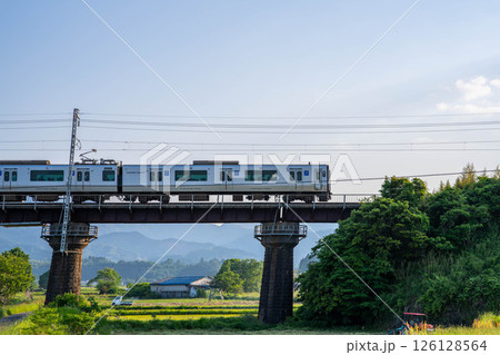 鉄橋を走る電車 鉄橋を走る電車 126128564