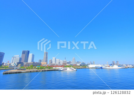 神奈川県横浜市、横浜赤レンガ倉庫とランドマークタワーの風景 126128832