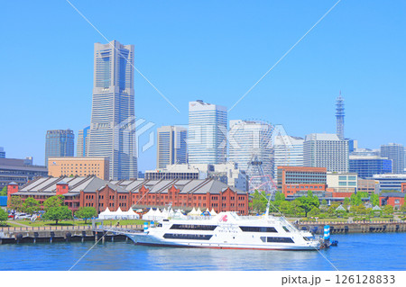 神奈川県横浜市、横浜赤レンガ倉庫とランドマークタワーの風景 126128833