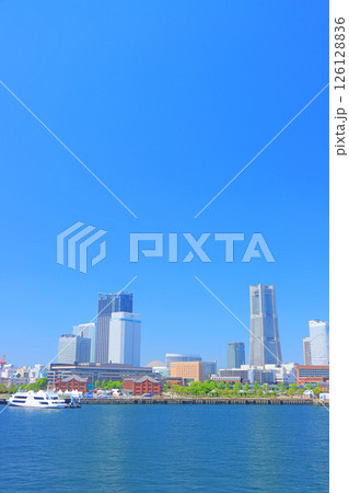 神奈川県横浜市、横浜赤レンガ倉庫とランドマークタワーの風景 神奈川県横浜市、横浜赤レンガ倉庫とランドマークタワーの風景 126128836