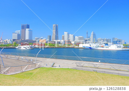 神奈川県横浜市、横浜赤レンガ倉庫とランドマークタワーの風景 神奈川県横浜市、横浜赤レンガ倉庫とランドマークタワーの風景 126128838
