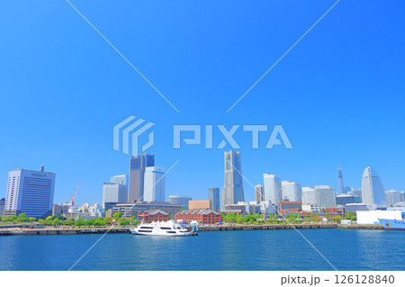 神奈川県横浜市、横浜赤レンガ倉庫とランドマークタワーの風景 126128840