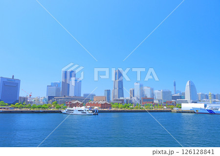 神奈川県横浜市、横浜赤レンガ倉庫とランドマークタワーの風景 神奈川県横浜市、横浜赤レンガ倉庫とランドマークタワーの風景 126128841