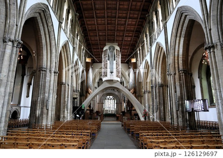ウェールズ・カーディフ、ランダフ大聖堂の内陣 126129697