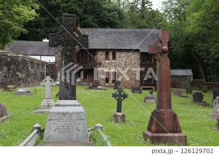 ウェールズ・カーディフ、ランダフ大聖堂の墓地 126129702