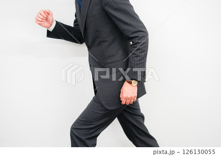 走るビジネスマンのイメージ 126130055