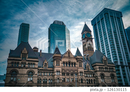 トロント旧市庁舎と高層ビル 126130115