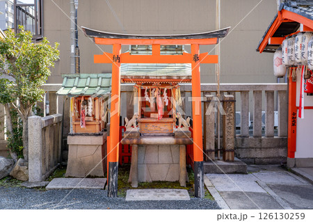 京都　 天道神社（洛中洛外図屏風　上杉本で伝わる天道花神事）境内社　八坂社と約束稲荷神社 126130259