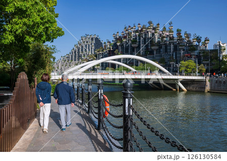 Poeple walk riverside by 1000 trees shopping mall in spring, Shanghai 126130584