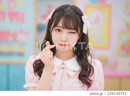 キュートなウインクとハートポーズのアイドル風ポートレート（AI生成画像） 126130752
