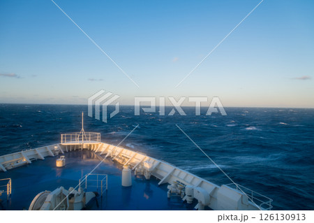 【東京九州フェリーはまゆう新門司行　大時化の太平洋上船首から】 126130913