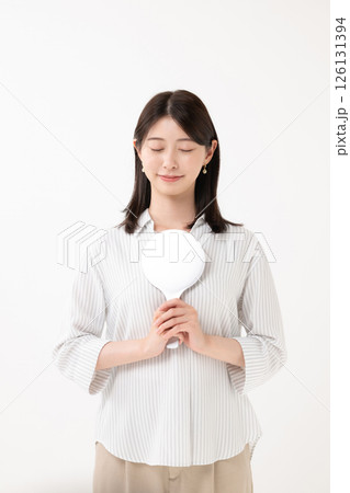 手鏡を持つ女性 手鏡を持つ女性 126131394