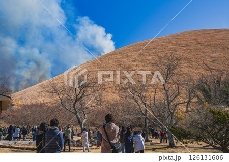 伊東市の青空に映える大室山の山焼きの風景(静岡県) 伊東市の青空に映える大室山の山焼きの風景(静岡県) 126131606
