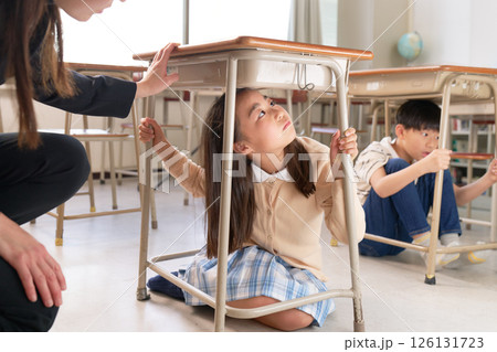 緊急時に机の下へ避難する小学生｜学校防災・防犯対応シミュレーション　イメージ 126131723
