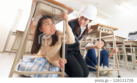 緊急時に机の下へ避難する小学生｜学校防災・防犯対応シミュレーション　イメージ 126131726