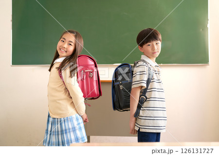 新学期を迎える小学生男女|ランドセル姿の教室シーン 新学期を迎える小学生男女|ランドセル姿の教室シーン 126131727