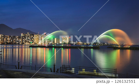 虹色に輝く大津港の夜景 126132551