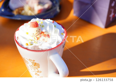 かわいい雪だるまの飾りがのったクリスマス時期のホットドリンク。 かわいい雪だるまの飾りがのったクリスマス時期のホットドリンク。 126133758