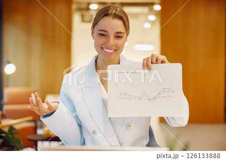 Expert Presentation Combining Data Insights for Effective Decision Making and Growth 126133888