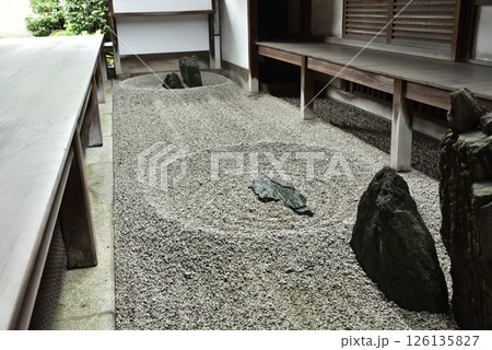 大徳寺塔頭龍源院中庭　東滴壺(京都市北区) 126135827