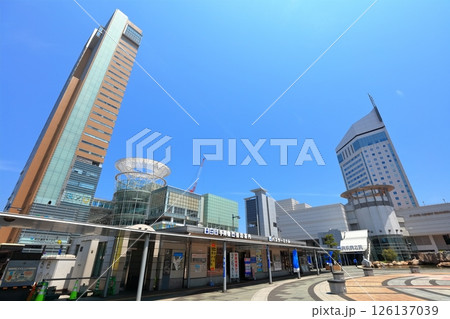 【香川県】晴天のサンポート高松と高松駅前広場 126137039
