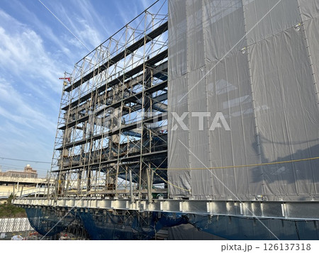 建設中の足場を組む工事現場 126137318