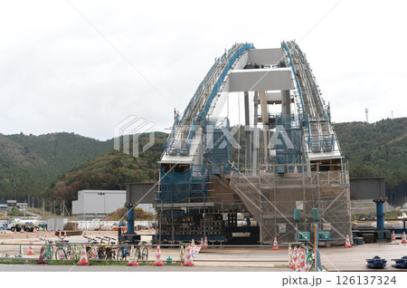 橋の建設工事 126137324