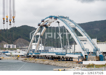 橋の建設工事 橋の建設工事 126137326