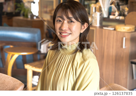 喫茶店でくつろぐ若い女性 喫茶店でくつろぐ若い女性 126137835