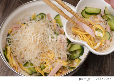 春雨サラダを作る工程　盛り付け 126137967