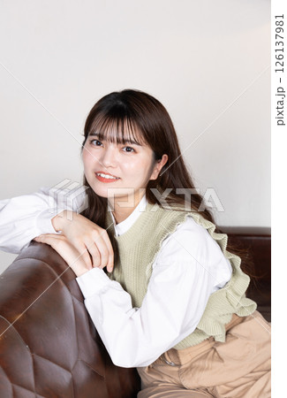 ソファーに座って微笑んでいる女性ポートレート ソファーに座って微笑んでいる女性ポートレート 126137981
