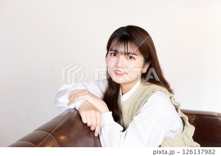 ソファーに座って微笑んでいる女性ポートレート 126137982