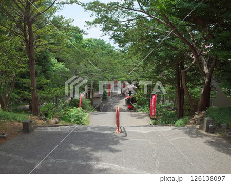虻田神社の参道風景_北海道 126138097