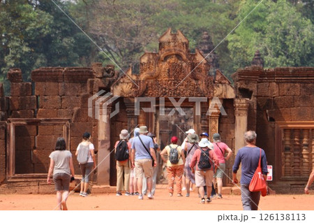 精巧な彫刻が施されたアンコール遺跡バンテアイ・スレイ 126138113