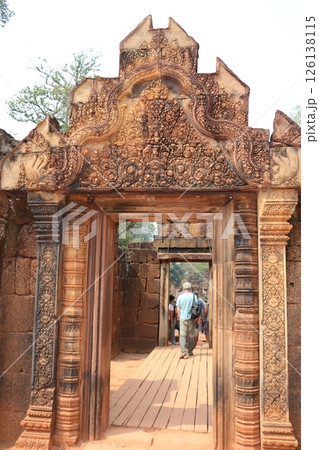 精巧な彫刻が施されたアンコール遺跡バンテアイ・スレイ 126138115