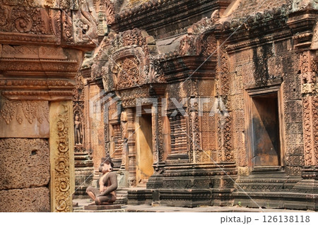 精巧な彫刻が施されたアンコール遺跡バンテアイ・スレイ 精巧な彫刻が施されたアンコール遺跡バンテアイ・スレイ 126138118