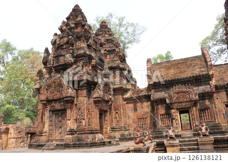 精巧な彫刻が施されたアンコール遺跡バンテアイ・スレイ 126138121