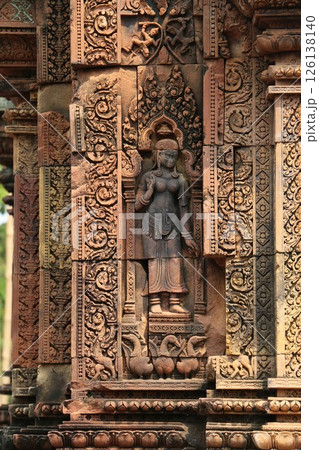 精巧な彫刻が施されたアンコール遺跡バンテアイ・スレイ 126138140