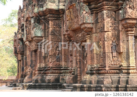 精巧な彫刻が施されたアンコール遺跡バンテアイ・スレイ 精巧な彫刻が施されたアンコール遺跡バンテアイ・スレイ 126138142