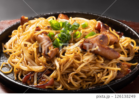 鉄板ホルモン焼きそば 126138249