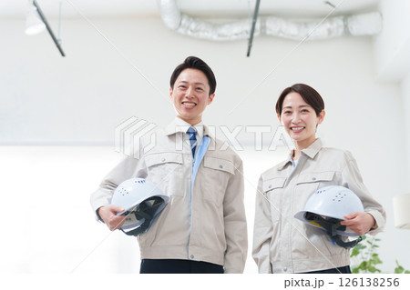 ヘルメットを持つ作業着を着た業者 126138256