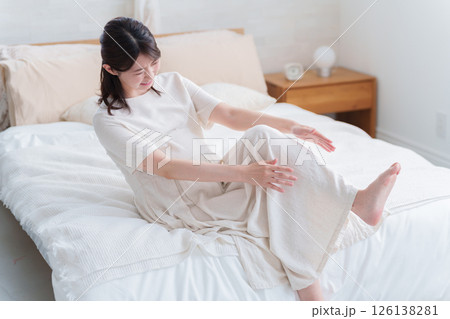 足が攣る妊婦（こむら返り） 126138281