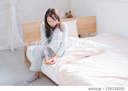 足をマッサージするシニア女性 足をマッサージするシニア女性 126138282