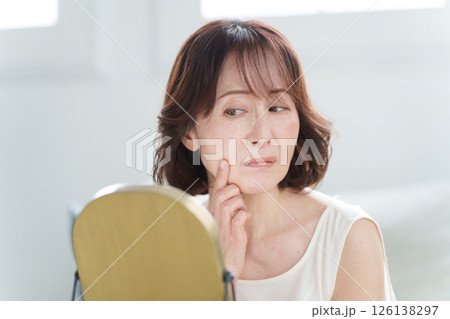美容に悩むシニア女性 126138297