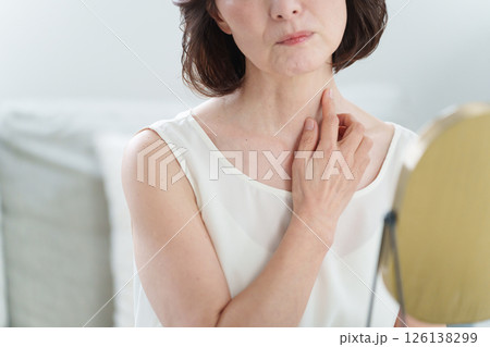 首のシワに悩むシニア女性 首のシワに悩むシニア女性 126138299