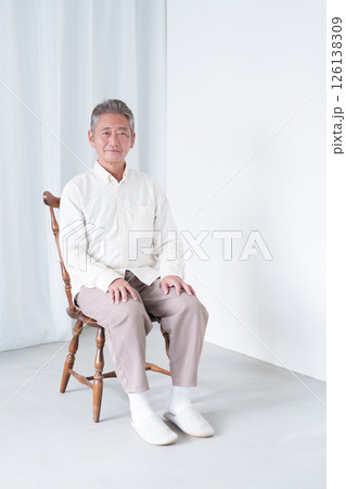 椅子に座る笑顔の高齢者男性 126138309